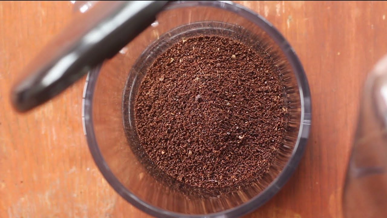 కాఫీ పౌడర్‌ను.. కొబ్బరి నూనె లేదా ఆలివ్ ఆయిల్‌తో కలిపి.. స్కాల్ఫ్‌పై సున్నితంగా మర్దనా చేయాలి. ఇలా చేయడం వల్ల తలపై రక్త ప్రసరణ మెరుగు పడి.. జుట్టు కుదుళ్లు బలంగా మారాతాయి. దీంతో జుట్టు బలపడి.. పెరుగుతుంది.
