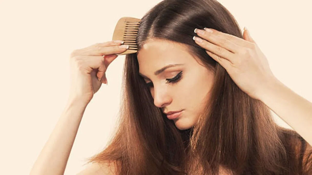 చాలా మంది జుట్టు దువ్వడానికి ప్లాస్టిక్ దువ్వెనలు ఉపయోగిస్తుంటారు. అలాగే దువ్వెన మురికిగా ఉంటే, దానిని క్రమం తప్పకుండా శుభ్రం చేసుకోవాలి. కానీ సమయం లేకపోవడం వల్ల హడావిడిగా అదే దువ్వెనతో దువ్వుతూ ఉంటారు.