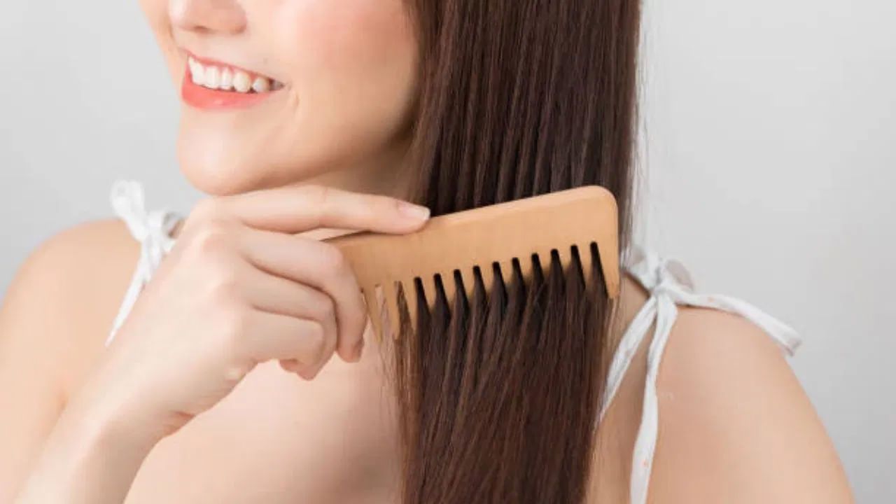 జుట్టుకు క్రమం తప్పకుండా నూనె రాసుకుంటూ ఉండటం వల్ల జుట్టు ఆరోగ్యంగా ఉంటుంది. అలాగే షాంపూ చేసిన తర్వాత కూడా కండీషనర్ ఉపయోగించాలి. కానీ దువ్వెన ఉపయోగించే విషయంలో చాలా మంది తెలిసో తెలియకో కొన్ని తప్పులు చేస్తుంటారు. జుట్టు సంరక్షణలో షాంపూ-కండీషనర్ ఎంత ముఖ్యమో దువ్వడం కూడా అంతే ముఖ్యం. కానీ దువ్వెన వాడే విషయంలో మనకు అంతగా అవగాహన ఉండదు. 