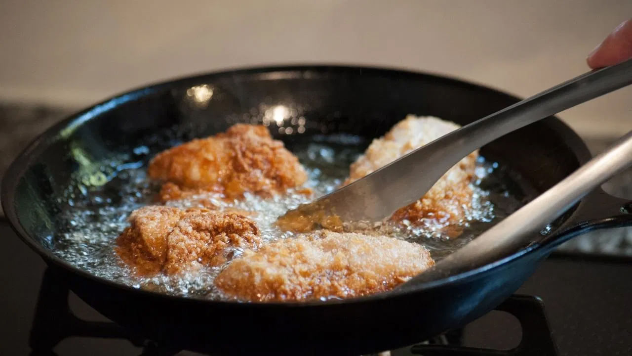 వంట చేసేటప్పుడు బాణలిలో నూనె బాగా వేడెక్కే వరకు వేచి ఉంటున్నారా? కొన్నిసార్లు నూనె మరింతగా వేడెక్కి పొగలు కూడా రావడం గమనించే ఉంటారు. ఇలాంటి నూనె వినియోగించడం ఆరోగ్యానికి అంత మంచిందికాదట. దీనివల్ల ప్రాణాంతక వ్యాధులు వస్తాయని హెచ్చరిస్తున్నారు ఆరోగ్య నిపుణులు. ప్రమాదాన్ని నివారించడానికి బాణలిలో నూనె పొగ వచ్చిన వెంటనే గ్యాస్ మంటను ఆపివేయాలి.