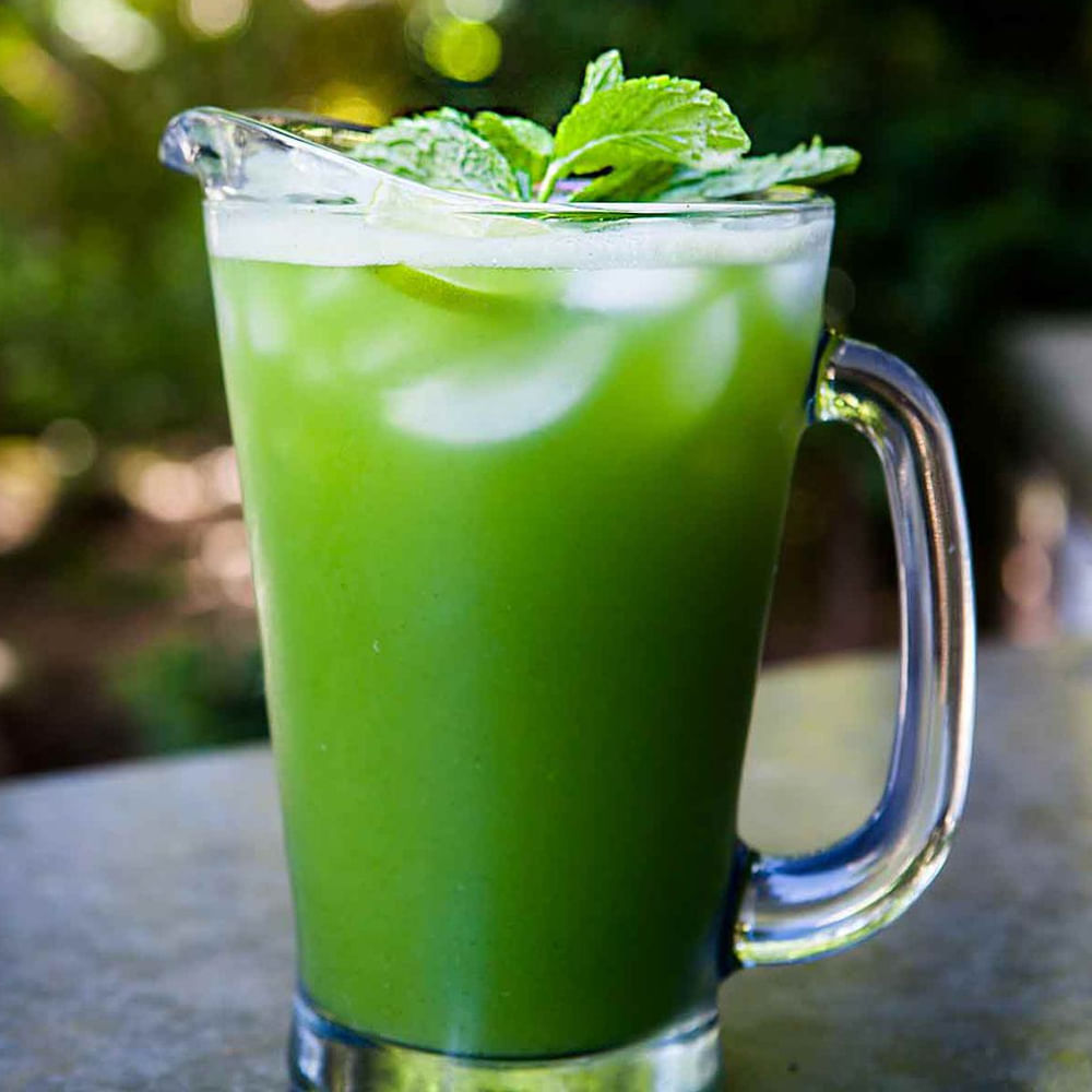 చర్మాన్ని కాంతివంతం చేస్తుంది. మరో డ్రింక్.. దోసకాయ-పుదీనా రసం. దోసకాయ ముక్కలను తాజా పుదీనా ఆకులు నీటితో కలిపి తీసుకుంటే హెల్త్కి ఎంతో మేలు చేస్తాయి. దోసకాయ చర్మాన్ని హైడ్రేట్ చేస్తుంది. ఇక చికాకును కూడా తగ్గిస్తుంది.