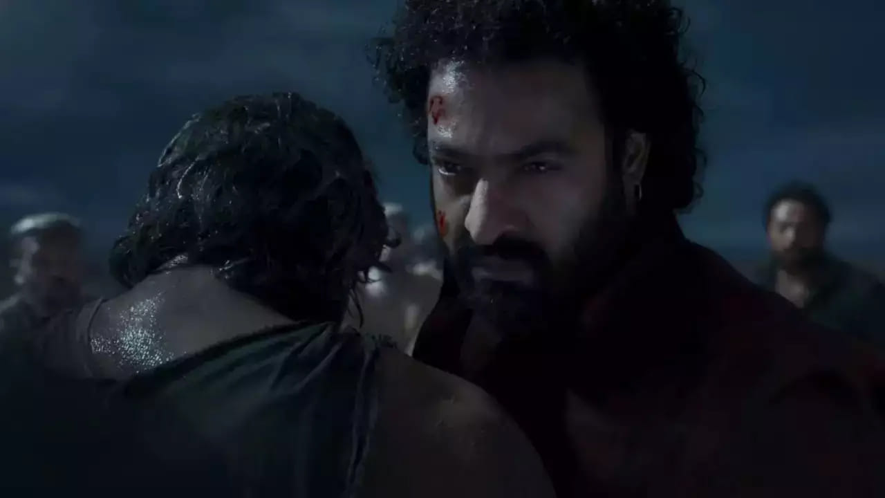 ఎన్టీఆర్ సైతం ఇదే చేస్తున్నారు. ఓవైపు దేవర 1తో బిజీగా ఉంటూనే.. వార్ 2కి కమిటయ్యారు. అక్టోబర్ 10న దేవర విడుదలైతే.. 2025 సమ్మర్ లోపే వార్ 2 విడుదల కానుంది. ఆ వెంటనే దేవర 2 కూడా రానుంది. వరస ప్రాజెక్ట్స్ ఓకే చేస్తే.. ఎంత అడ్వాంటేజ్ ఉందో ప్రభాస్ చూపించారు. అందుకే అదే రూట్ ఇప్పుడు చరణ్, ఎన్టీఆర్ ఫాలో అవుతున్నారు.