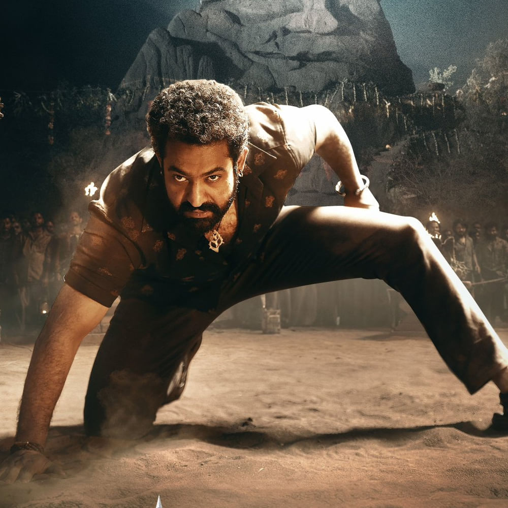 ఇంటర్నేషనల్‌ లెవల్లో మారుమోగిన సినిమా ట్రిపుల్‌ ఆర్‌. ఈ సినిమా హీరోలు ఇద్దరూ ఈ ఏడాది తప్పక స్క్రీన్‌ మీదకు వస్తారు. అది కూడా సెకండ్‌ హాఫ్‌లో. కొరటాల శివ డైరక్షన్‌లో దేవర పార్ట్ ఒన్‌ చేస్తున్నారు తారక్‌. ఈ సినిమా షూటింగ్‌ జరుగుతోంది. అక్టోబర్‌లో విడుదల చేయడానికి సన్నాహాలు  చేస్తున్నారు మేకర్స్. 