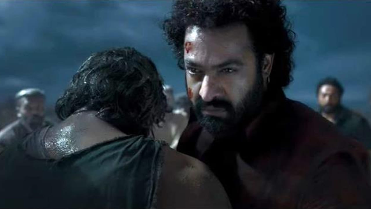 గోవా షెడ్యూల్ తర్వాత తాజాగా హైదరాబాద్లో దేవర కొత్త షెడ్యూల్ మొదలైంది. అల్యూమీనియం ఫ్యాక్టరీలో ఈ షూట్ జరుగుతుంది. ఈ చిత్రం అక్టోబర్ 10న దసరా కానుకగా ప్రేక్షకుల ముందుకు రానుంది. జాన్వీ కపూర్ ఇందులో హీరోయిన్.