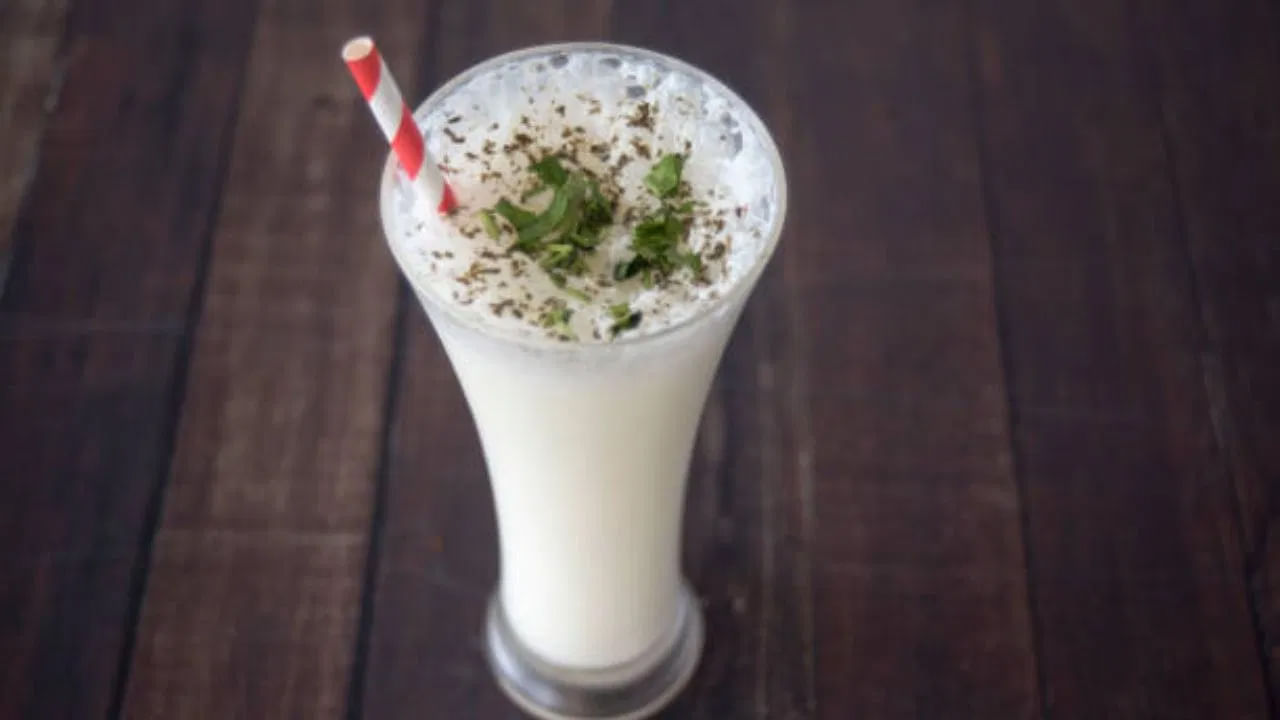 మధుమేహ వ్యాధిగ్రస్తులు నిమ్మరసం తాగవచ్చు. నిమ్మరసంలో విటమిన్ సి ఉంటుంది. ఇది మధుమేహ వ్యాధిగ్రస్తులలో ప్రమాదాన్ని తగ్గిస్తుంది. అయితే నిమ్మరసం మర్చిపోయి కూడా పంచదార కలపకూడదు. వేసవిలో క్యాన్ వాటర్ తాగాలి. డబ్ వాటర్లో ఎలక్ట్రోలైట్స్ ఉంటాయి. ఇవి శరీరంలో మినరల్ బ్యాలెన్స్ను నిర్వహించడానికి సహాయపడతాయి. బాటిల్ వాటర్ తాగడం వల్ల షుగర్ పెరిగే అవకాశం తక్కువ. మధుమేహ వ్యాధిగ్రస్తులు పుల్లని పెరుగు తినవచ్చు. ప్రోబయోటిక్స్తో లోడ్ చేయబడిన ఈ పానీయం ప్రేగుల సంరక్షణను ఉపయోగపడుతుంది. అలాగే షుగర్, ప్రెజర్, కొలెస్ట్రాల్ని అదుపులో ఉంచుతుంది.