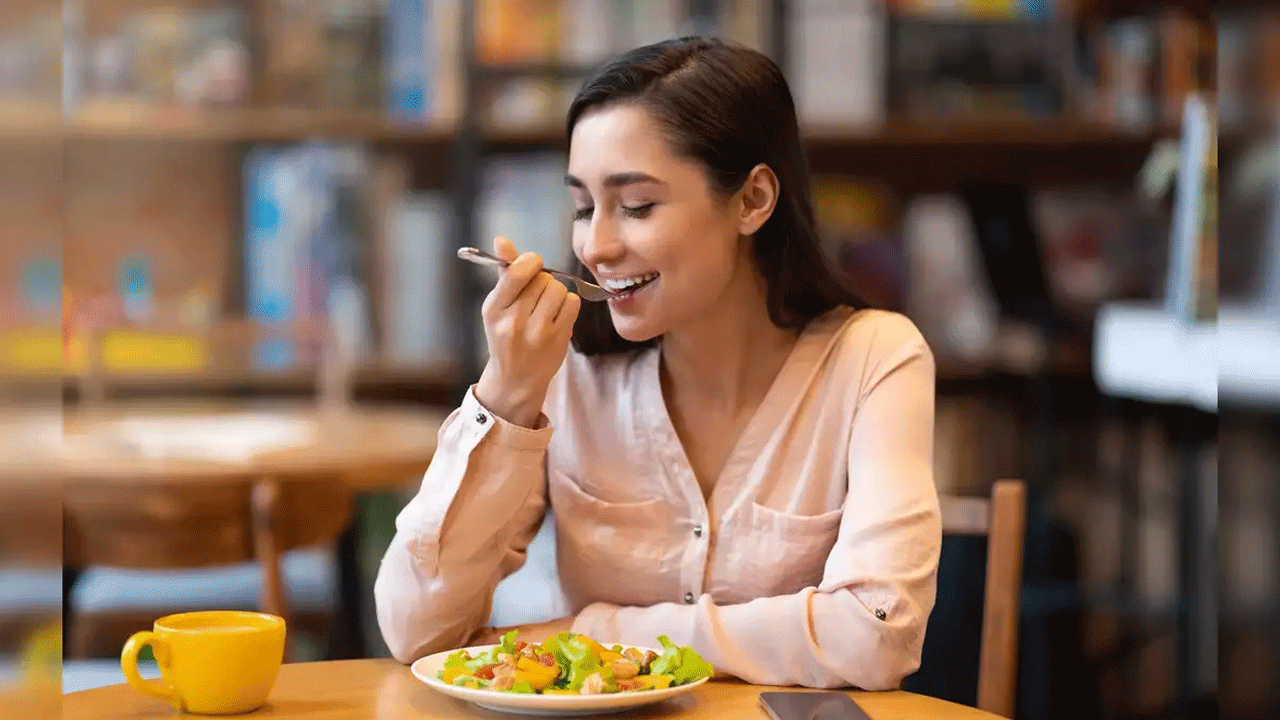 Lifestyle: రాత్రి ఆలస్యంగా భోజనం చేస్తున్నారా.? ఈ ప్రాణాంతక వ్యాధి తప్పదు