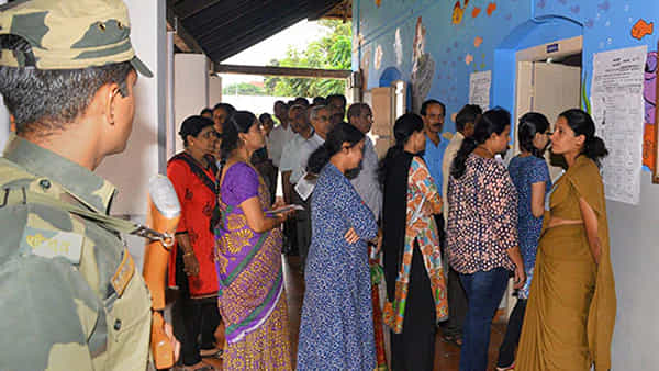 Viral: పోలింగ్ బూత్లోకి వచ్చిన అనుకోని అతిథి.. ఒక్కసారిగా జనం పరుగో పరుగు.. ఇంతకీ ఏం జరిగిందంటే..?