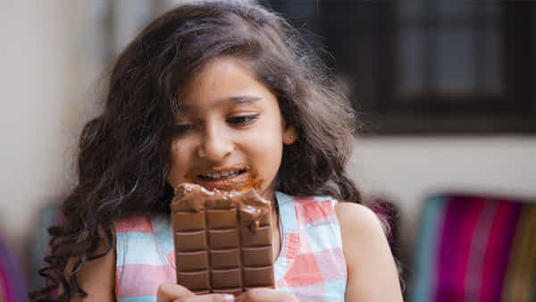 Chocolates: కిరాణా షాప్లో గడువు ముగిసిన చాక్లెట్లు తిన్న చిన్నారి.. అంతలోనే రక్తం వాంతులు చేసుకుంటూ..!