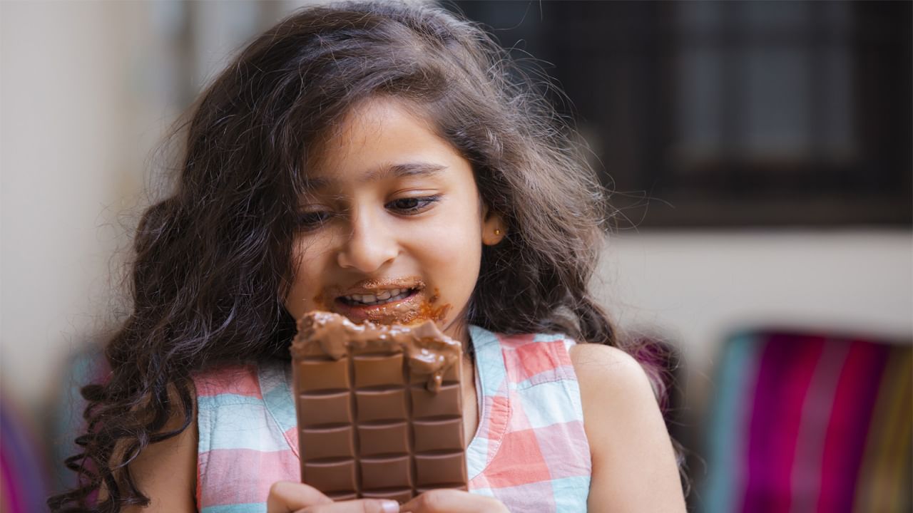 Chocolates: కిరాణా షాప్లో గడువు ముగిసిన చాక్లెట్లు తిన్న చిన్నారి.. అంతలోనే రక్తం వాంతులు చేసుకుంటూ..!