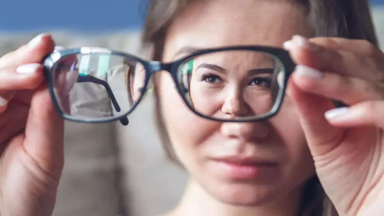 వయసు పెరిగే కొద్దీ కంటిచూపు మందగింజడం సహజం. అయితే అతి చిన్న వయసులోనే కంటి పవర్ రోజురోజుకు తరిగిపోతుంటే మాత్రం వెంటనే జాగ్రత్తలు తీసుకోవాలి. మరీ ముఖ్యంగా నేటి కాలంలో ఎలక్ట్రిక్ గాడ్జెట్స్ కారణంగా చాలా మందికి అనేక రకాల కంటి సమస్యలు వస్తున్నాయి. రోజంతా ల్యాప్టాప్, ఫోన్తో కూర్చోవడమే అందుకు కారణం. అయితే ఈ కింది కంటి వ్యాయామాలు చేస్తే కంటిచూపు బాగుపడుతుందని నిపుణులు చెబుతున్నారు. అవేంటో తెలుసుకుందాం..