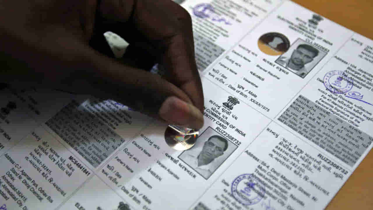 Fake Voter ID Cards: ఘరానా మోసం.. చదివింది టెన్త్ క్లాస్! నకిలీ ఓటరు, ఆధార్ కార్డుల తయారీలో జాదు..