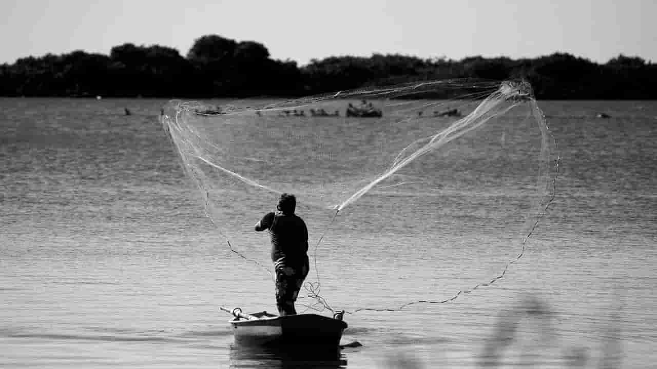 వామ్మో.! చేపల కోసం వల వేస్తే.. గాలానికి చిక్కిన పొడవాటి ఆకారం చూసి జాలరి స్టన్..