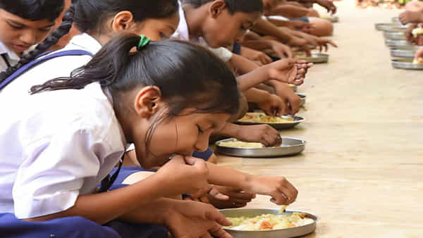 Food Poisoning in TS Gurukulas: 50 రోజుల్లో 135 మంది గురుకుల విద్యార్ధులకు ఫుడ్ పాయిజన్.. ఒకరు మృతి! సర్కార్ నిద్రపోతోందా?