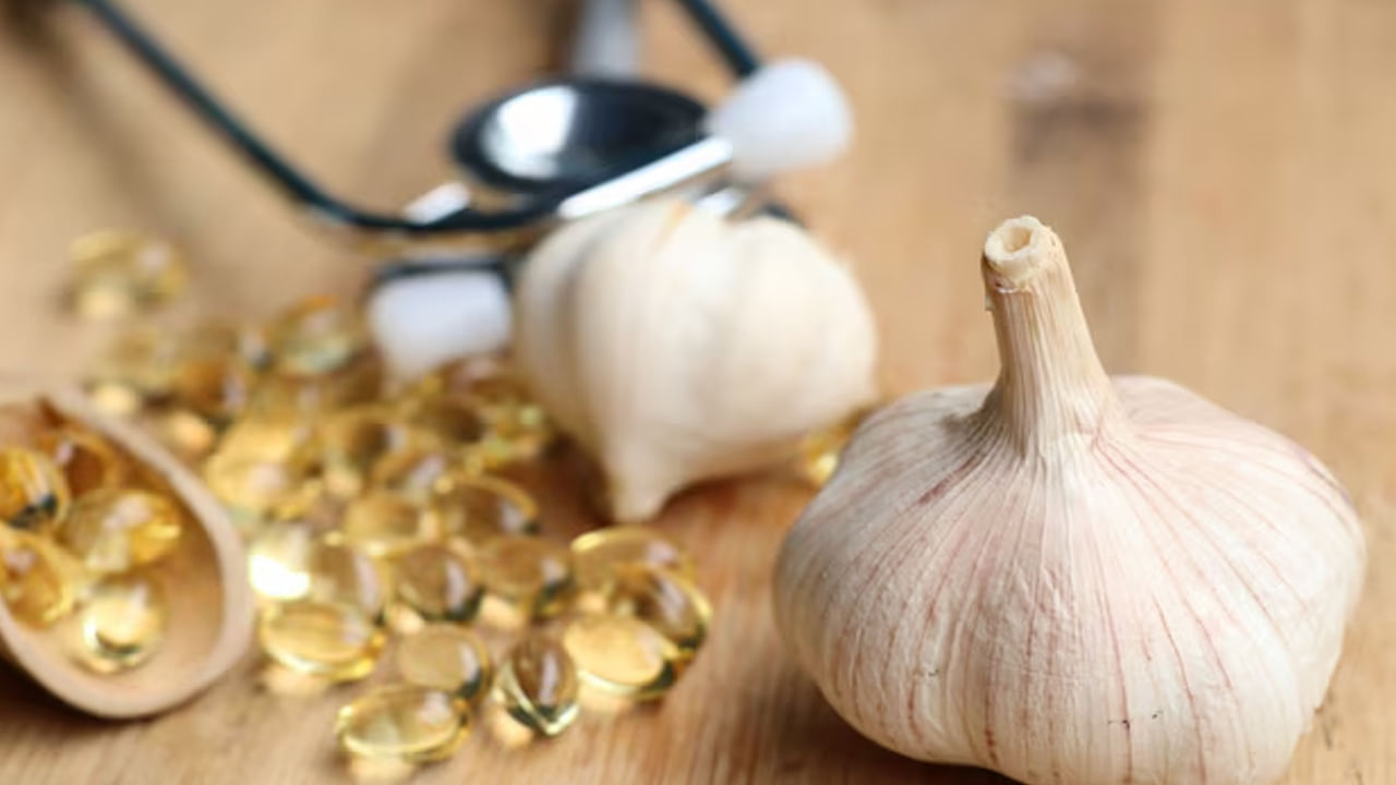 Garlic Benefits: వెల్లుల్లితో వెయ్యి లాభాలు.. ఇలా వాడితే ఆరోగ్యంతో పాటు, మెరిసే అందం మీ సొంతం..!
