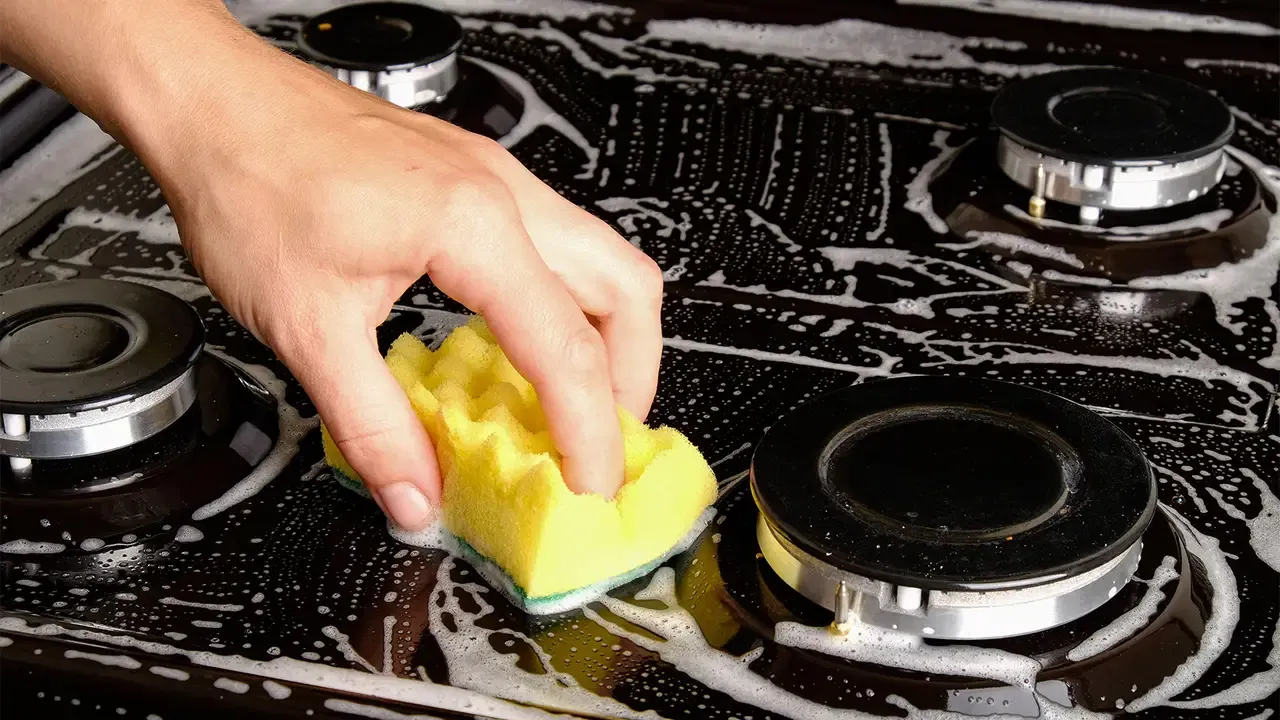 వంట ఫాస్ట్గా చేయడానికి గ్యాస్ స్టవ్ అనేది చాలా ముఖ్యం. అదే విధంగా గ్యాస్ స్టవ్ను కూడా ఎప్పటికప్పుడు క్లీన్ చేస్తూ ఉండాలి. గ్యాస్ స్టవ్ను ఎప్పుడో ఒకసారి క్లీన్ చేస్తే.. ఇబ్బంది పడాల్సి ఉంటుంది. కేవలం గ్యాస్ స్టవే కాకుండా బర్నర్లు కూడా చాలా ముఖ్యం.