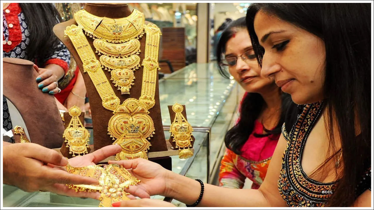 Gold Price Today: తగ్గిన బంగారం, వెండి ధరలు.. హైదరాబాద్, విజయవాడలో తులం ఎంత ఉందో తెలుసా..?