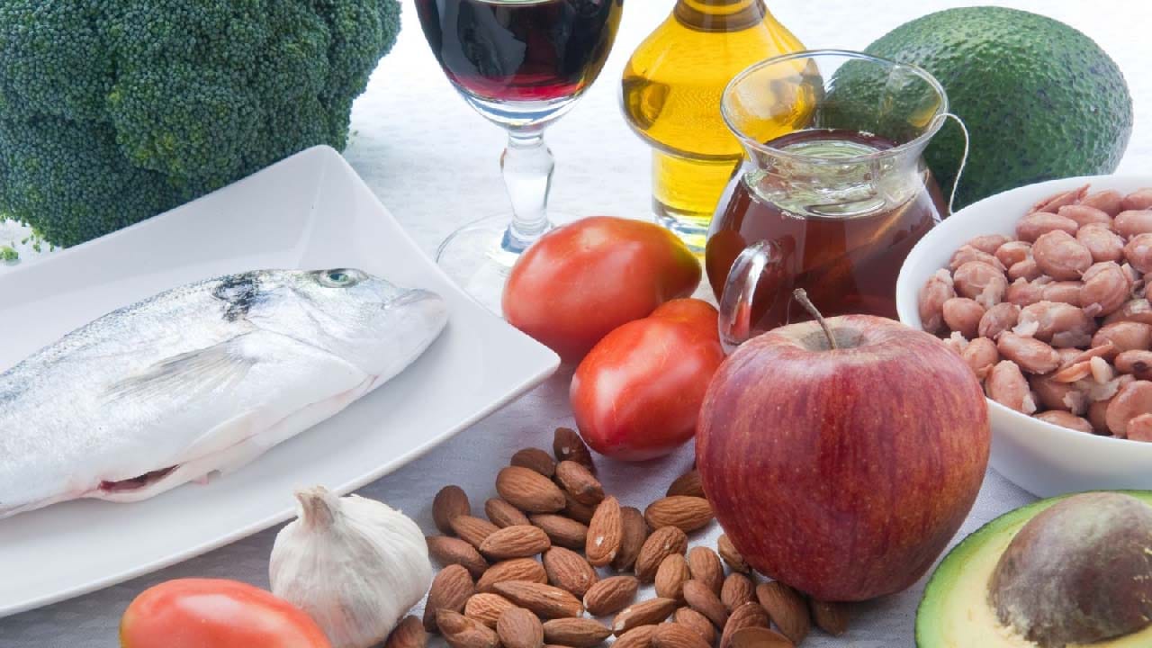 గుడ్ కొలెస్ట్రాల్ ఫుడ్స్ చాలా ఉన్నాయి. వీటిని తరచూ తీసుకుంటే.. బ్యాడ్ కొలెస్ట్రాల్‌ను కరిగిస్తుంది. అవకాడాలో హెల్దీ ఫ్యాట్, ఫైబర్, విటమిన్ ఇలు సమృద్ధిగా దొరుకుతాయి. దీంతో హెచ్‌డీఎల్ పెంపుకు దోహద పడతాయి.
