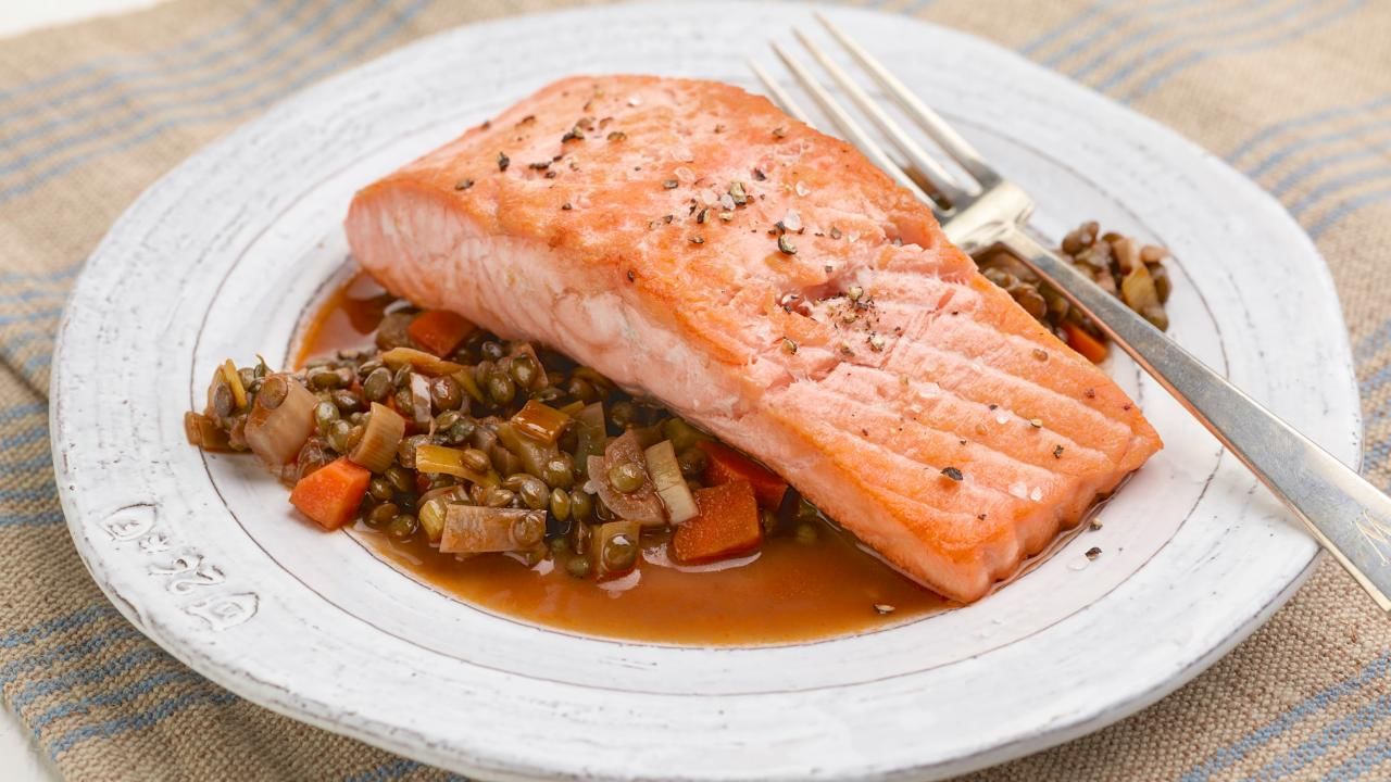 ఫ్యాటీ ఫిష్ సాల్మన్, ట్యూనా, మ్యాక్రెల్, సార్డిన్ వంటి చేపల్లో ఓమేగా 3 ఫ్యాటీ యాసిడ్స్ మెండుగా లభిస్తాయి. వీటిని తింటే.. శరీరంలో చెడు కొలెస్ట్రాల్ తగ్గి.. గుడ్ కొలెస్ట్రాల్ పెరుగుతుంది.
