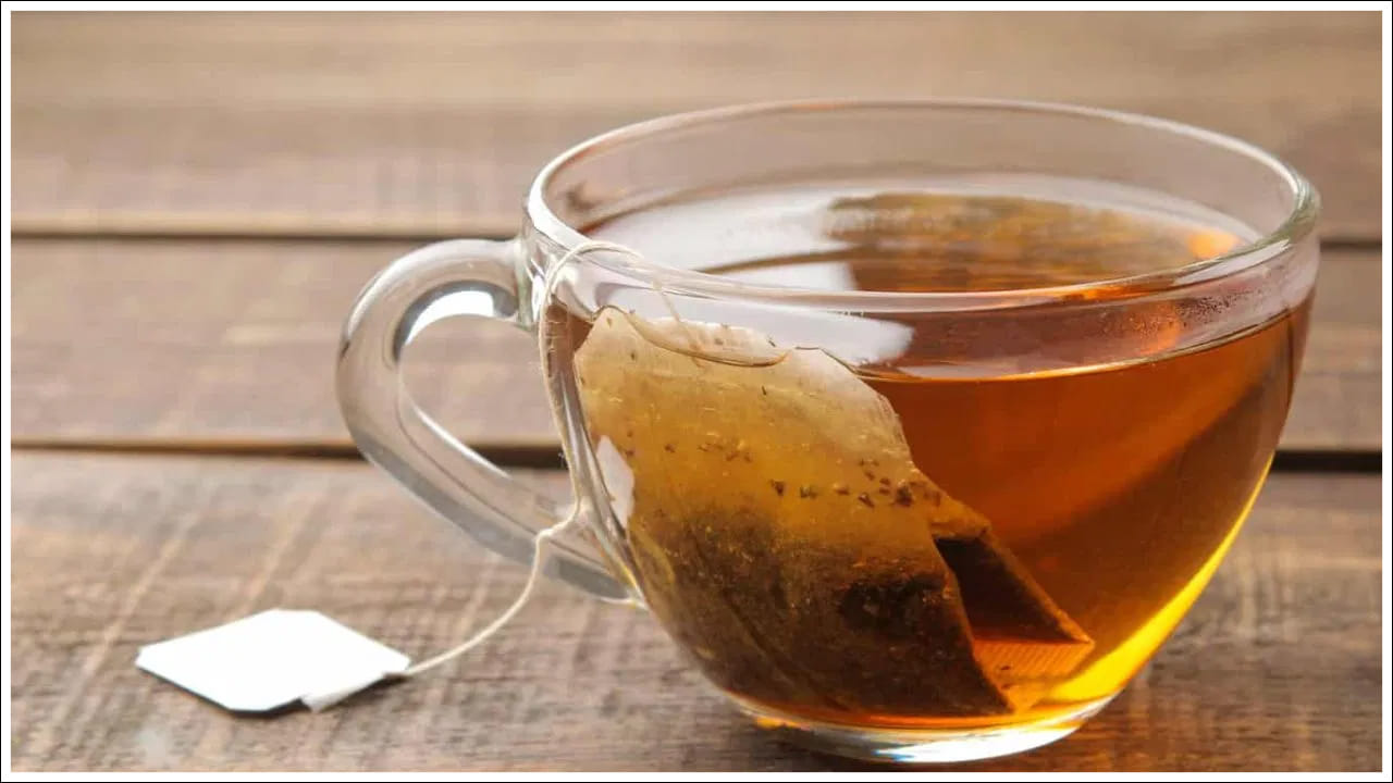 గ్రీన్ టీలో యాంటీఆక్సిడెంట్లు పుష్కలంగా ఉన్నాయి. ఇది ఆరోగ్యానికి చాలా ఉపయోగకరంగా ఉంటుంది. బరువు తగ్గడంతో పాటు అనేక సీజనల్ వ్యాధుల నుంచి కూడా రక్షిస్తుంది. మీరు కూడా గ్రీన్ టీ బ్యాగ్‌లను ఉపయోగించిన తర్వాత వాటిని పారేసినట్లయితే, ఈ వార్త మీకు ఉపయోగకరంగా ఉండవచ్చు. మీరు గ్రీన్ టీ బ్యాగ్‌లను ఉపయోగించడానికి అనేక మార్గాలు ఉన్నాయి.