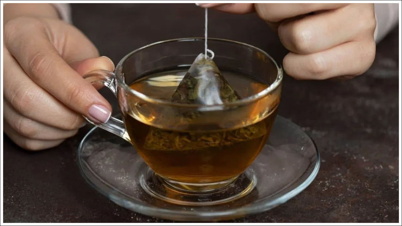 నాన్-స్టిక్ పాత్రలను శుభ్రం చేయండి: కొన్నిసార్లు నాన్-స్టిక్ పాత్రలు శుభ్రం చేయడం కష్టంగా మారుతుంది. అటువంటి పరిస్థితిలో మీరు పాత్రల నుండి ధూళిని శుభ్రం చేయడానికి గ్రీన్ టీని ఉపయోగించవచ్చు. దీని కోసం, ముందుగా గ్రీన్ టీని పొడిగా చేసి గిన్నెలు కడిగేటప్పుడు ఈ పొడిని ఉపయోగించండి. ఇది త్వరగా శుభ్రపరుస్తుంది.