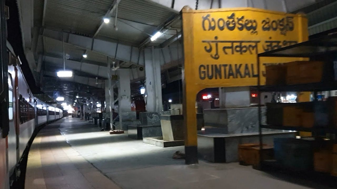 Guntakal: రైల్వేస్టేషన్‌‌లో భయం.. భయంగా.! డౌట్ వచ్చి.. ఓ మహిళ బ్యాగ్ ...