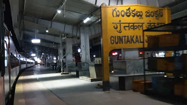 Guntakal: రైల్వేస్టేషన్లో భయం.. భయంగా.! డౌట్ వచ్చి.. ఓ మహిళ బ్యాగ్ చెక్ చేయగా..