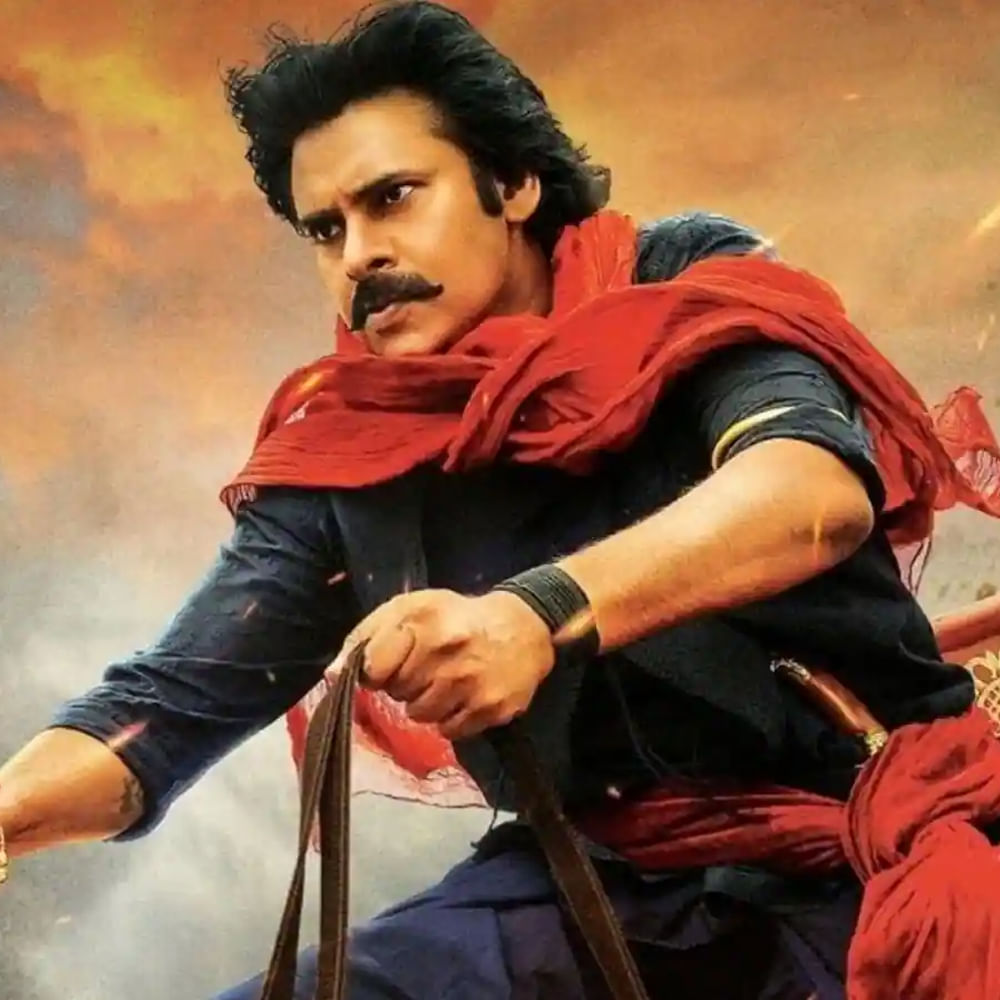 ఆ ఫొటోలు, ప్రమోషనల్‌ కంటెంట్‌.. సినిమా మీద అమాంతం అంచనాలు పెంచేసింది. పవన్‌కి పక్కా ప్యాన్‌ ఇండియన్‌ మూవీ పడిందని అంతా ఫిక్స్ అయిపోయారు. హరి హర వీరమల్లు సినిమా షూటింగ్‌కి బ్రేక్‌ పడటానికి కూడా పవర్‌స్టార్‌ పొలిటికల్‌ కమిట్‌మెంట్సే కారణం. 