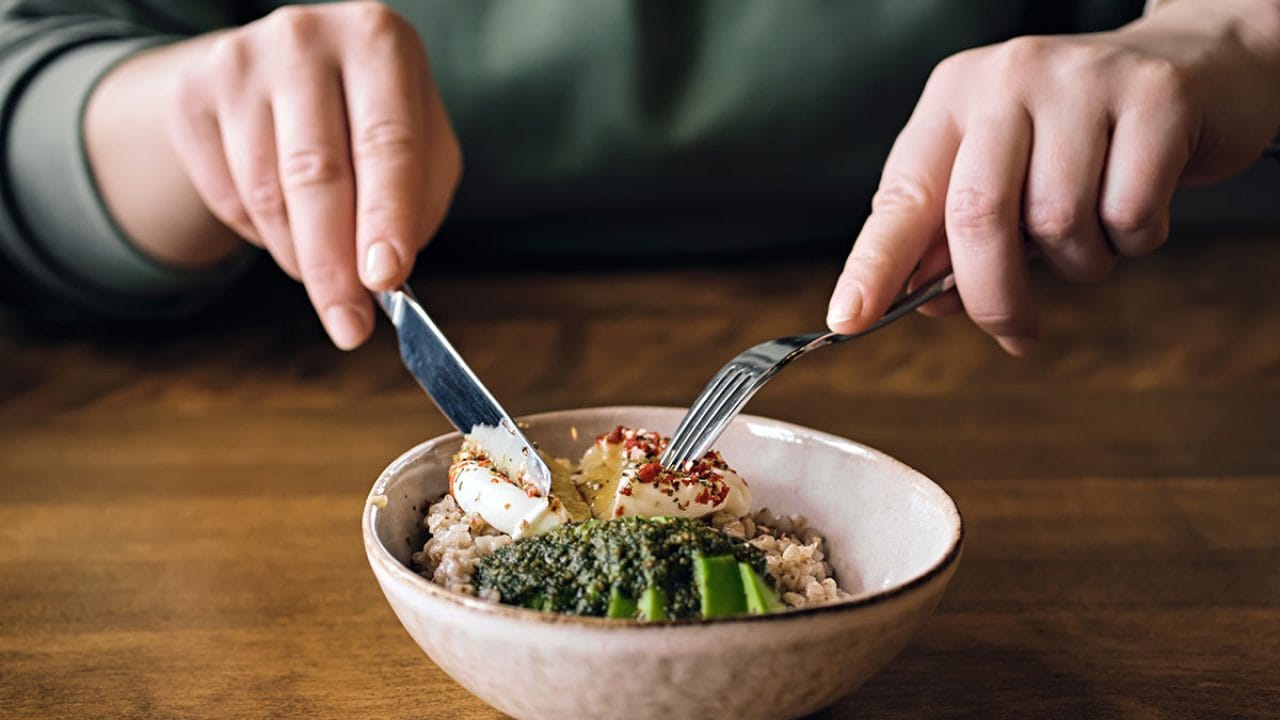 అదే విధంగా ఆందోళనగా ఉన్నవారిలో కూడా ఆకలి వేస్తుందని నిపుణులు అంటున్నారు. మీకు అతిగా ఆకలి వేస్తుందటే.. వెంటనే వైద్యుల్ని సంప్రదించడం మేలు. వారి సూచనల మేరకు చికిత్స తీసుకోవాలి.
