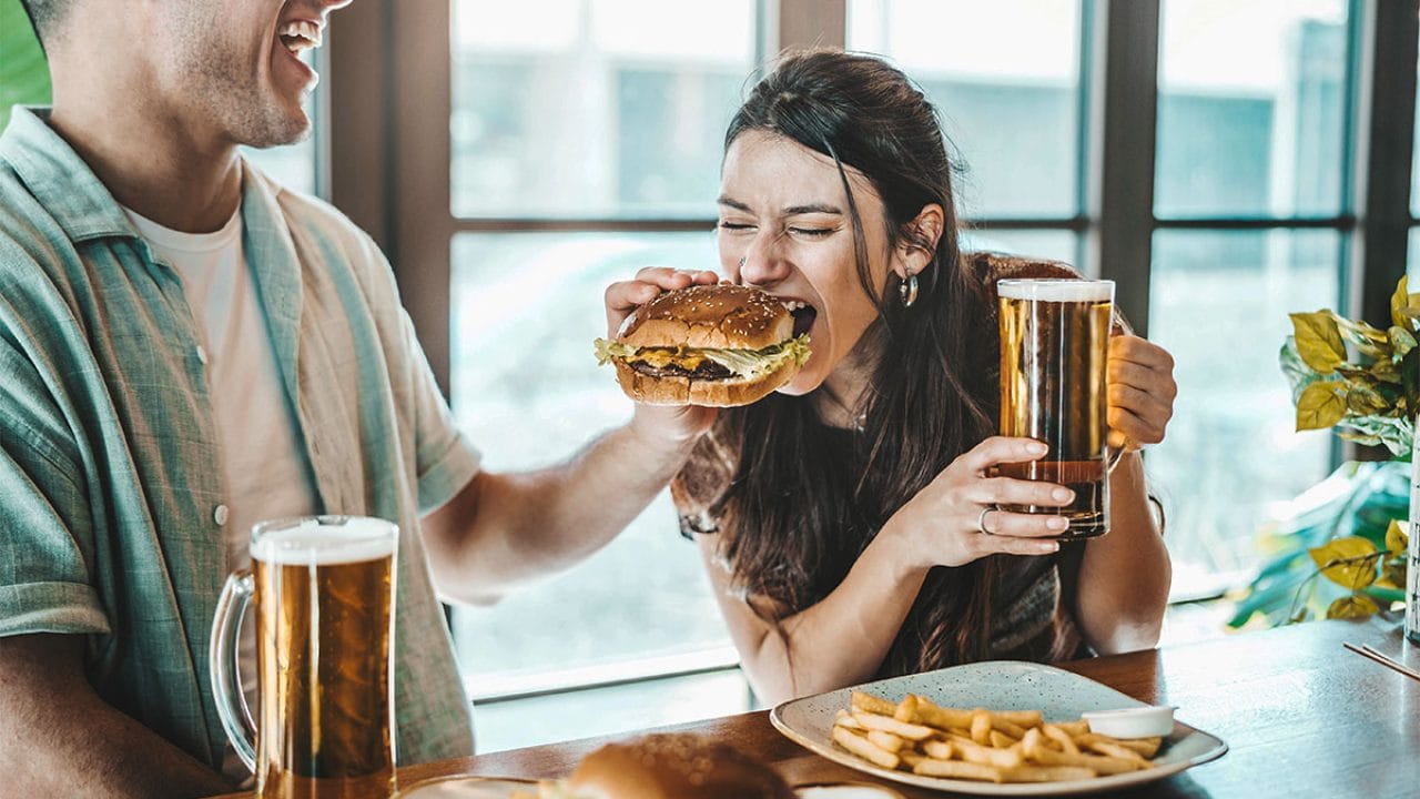 కేవలం మధుమేహం కారణంగానే కాకుండా డిప్రెషన్ వల్ల కూడా ఆకలి అవుతుందట. ఎందుకంటే.. ఒత్తిడికి గురైనప్పుడు శరీరం కార్టిసాల్ అనే హార్మోన్‌ను రిలీజ్ చేస్తుంది. ఇది రక్తంలో చక్కెర స్థాయిలను పెంచుతుంది.
