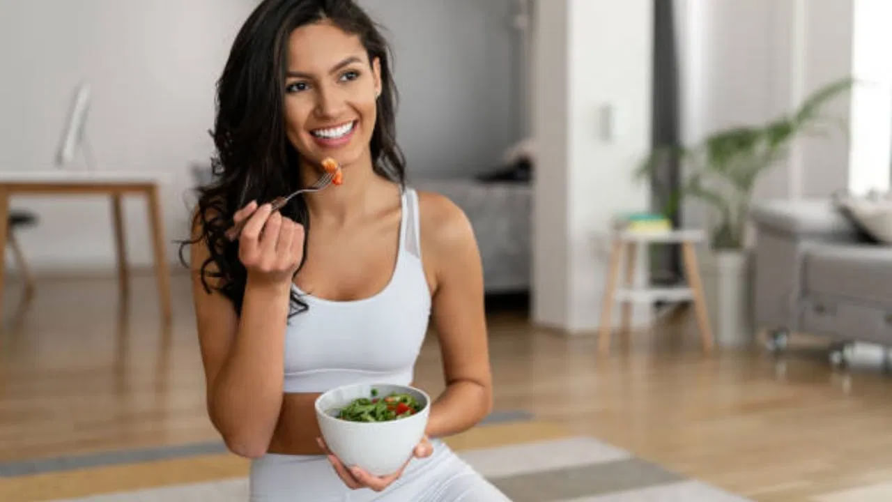 క్రమరహిత జీవనశైలి, అనారోగ్యకరమైన ఆహారం, మద్యపానం కారణంగా శరీరంలో పోషకాహార లోపం ఏర్పడుతుంది. ఆపై శారీరక అలసట, బలహీనత ఏర్పడుతుంది. వేసవిలో ఎనర్జీ లెవల్స్ పెంచుకోవడానికి డైట్ మీద దృష్టి పెట్టాలి. రోజు ప్రారంభంలో తీసుకునే మొదటి భోజనం పోషకాలతో నిండినదై ఉండాలి. అందులో ఎంత ఎక్కువ ధాన్యాలు ఉంచుకుంటే ఆరోగ్యానికి అంత మంచిది. వోట్స్, బ్రౌన్ రైస్, క్వినోవా వంటి ఆహారాలలో ఫైబర్ పుష్కలంగా ఉంటుంది. ఇవి కడుపు నింపి శక్తిని అందిస్తాయి. బరువును కూడా తగ్గిస్తాయి.