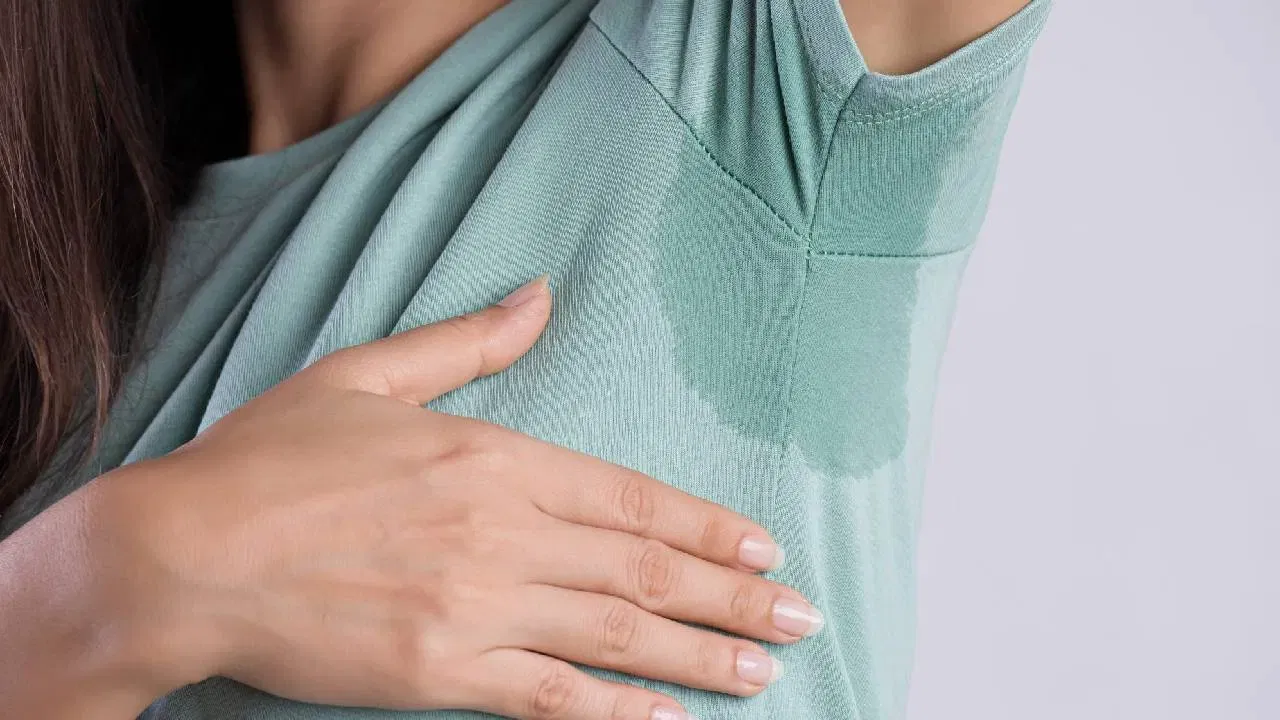 చెమట ఎక్కువగా పట్టకుండా, శరీరంలోని వేడిని తగ్గించాలంటే.. ఐస్ వాటర్ స్ప్రే బాగా పని చేస్తుంది. మీర చర్మం తాజాగా కూడా ఉంటుంది. ఇంటి నుంచి బయటకు వెళ్లినప్పుడు లేక ఇంట్లో ఉన్నా.. రెగ్యులర్గా ముఖానికి ఈ ఐస్ వాటర్ స్ప్రే చేయండి. దీని వల్ల చెమట తక్కువగా పడుతుంది.