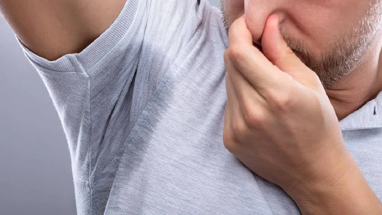 చెమట ఎక్కువగా పట్టకుండా, బాడీ కూల్గా ఉండాలంటే.. చల్ల నీటితో స్నానం చేయాలి. చాలా మంది ఎండాకాలంలో కూడా వేడి నీటితో చేస్తారు. అలా కాకుండా.. ఉదయం, రాత్రి చల్ల నీటితో స్నానం చేస్తే.. శరీరంలో టెంపరేచర్ తగ్గి.. చెమట తక్కువగా పడుతుంది.