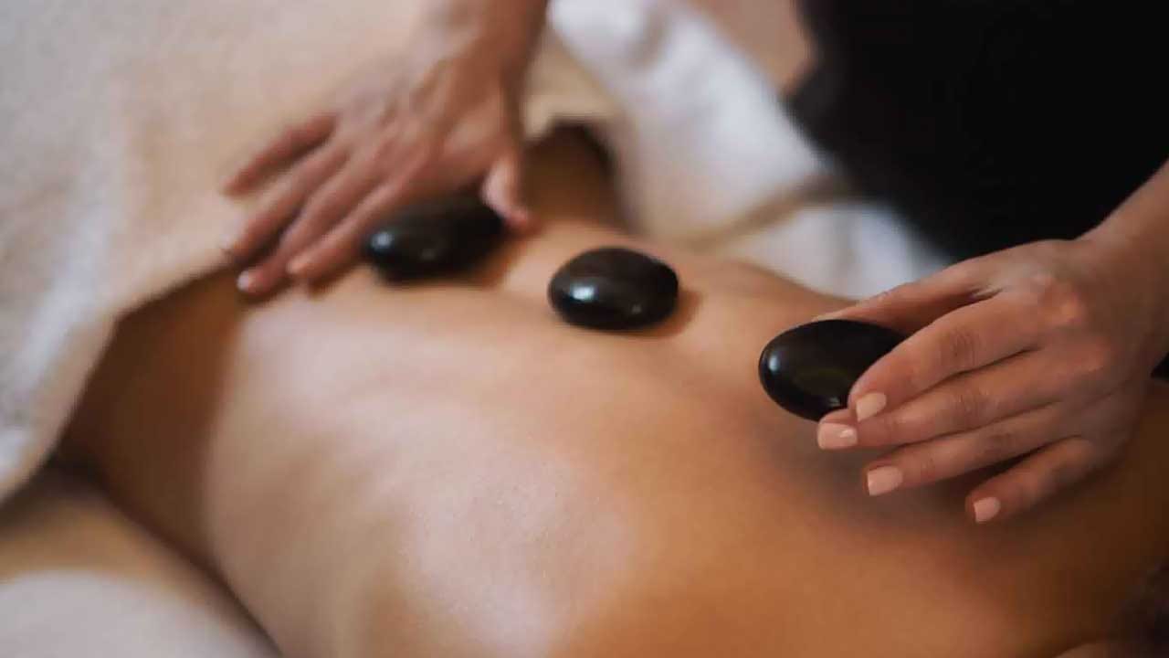 వేడి నూనెతో మసాజ్ చేస్తే.. రక్త ప్రసరణ అనేది పెరుగుతుంది. దీంతో కణాలకు ఆక్సిజన్, పోషకాలను అందించడంలో హెల్ప్ చేస్తుంది. వేడి నూనెతో మసాజ్ చేయడం వల్ల చర్మం ఛాయ కూడా పెరుగుతుంది. చర్మం సాఫ్ట్‌గా, హైడ్రేట్‌గా మారుతుంది. దీంతో కాంతివంతంగా కనిపిస్తుంది.
