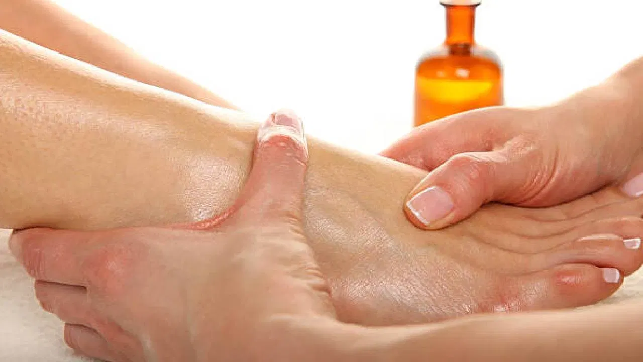 అదే విధంగా నిద్రలేమి సమస్యలతో ఇబ్బంది పడేవారు గోరు వెచ్చటి నూనెతో మసాజ్ చేయించుకుని, గోరు వెచ్చటి నీళ్లతో స్నానం చేయాలి. దీంతో కండాలు రిలాక్స్ అయి.. మీకు కూడా హాయిగా నిద్ర పడుతుంది. ఇంకా చాలా బెనిఫిట్స్ ఉన్నాయి.
