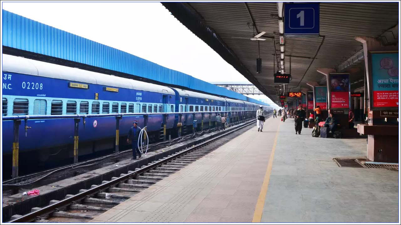 Indian Railways: రైలు ఆలస్యమైతే టిక్కెట్ డబ్బు వాపసు పొందడం ఎలాగో తెలుసా?
