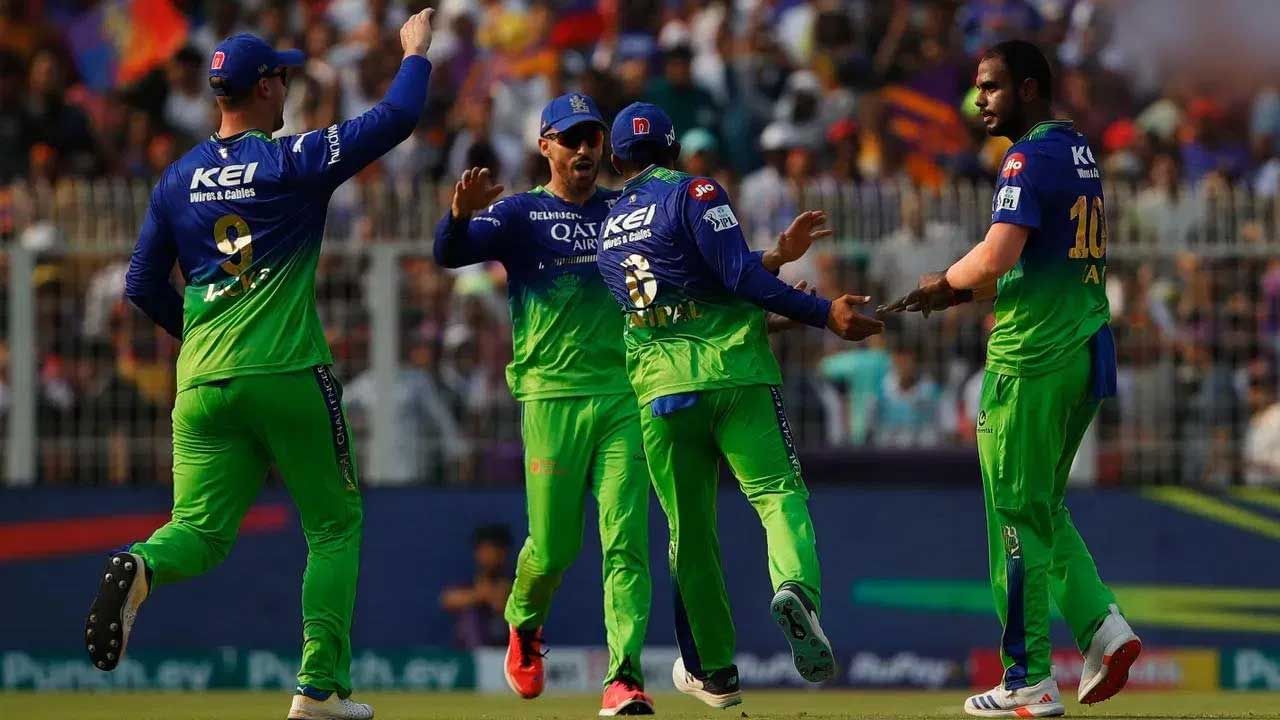 ఈ మూడు జట్లు తదుపరి మ్యాచ్‌ల్లో 16 పాయింట్లు సాధించి ప్లేఆఫ్‌కు చేరుకునే అవకాశం ఉంది. నాలుగో జట్టు 16 పాయింట్లు సాధిస్తే ఆర్సీబీ జట్టు ప్లేఆఫ్‌లోకి ప్రవేశించే అవకాశం ఉంటుంది.