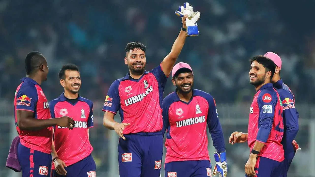 అంటే ప్లేఆఫ్కు నేరుగా అర్హత సాధించాలంటే రాజస్థాన్ రాయల్స్ మరో రెండు మ్యాచ్లు గెలవాల్సి ఉంది. ఆర్సీబీ మినహా మిగతా జట్లన్నీ 16 పాయింట్లు సాధించే అవకాశం ఉంది. తద్వారా ప్రస్తుతం 16 పాయింట్లతో ఉన్న రాజస్థాన్ జట్టు.. తర్వాతి మ్యాచ్లో దాదాపు విజయం సాధించి ప్లేఆఫ్స్లోకి ప్రవేశించవచ్చు.