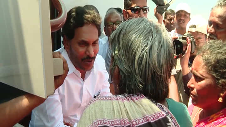 అవ్వా.! పెన్షన్ వచ్చిందా? ఆప్యాయంగా పలకరించిన సీఎం జగన్.. వీడియో చూస్తే.. అవ్వా.! పెన్షన్ వచ్చిందా? ఆప్యాయంగా పలకరించిన సీఎం జగన్.. వీడియో చూస్తే..