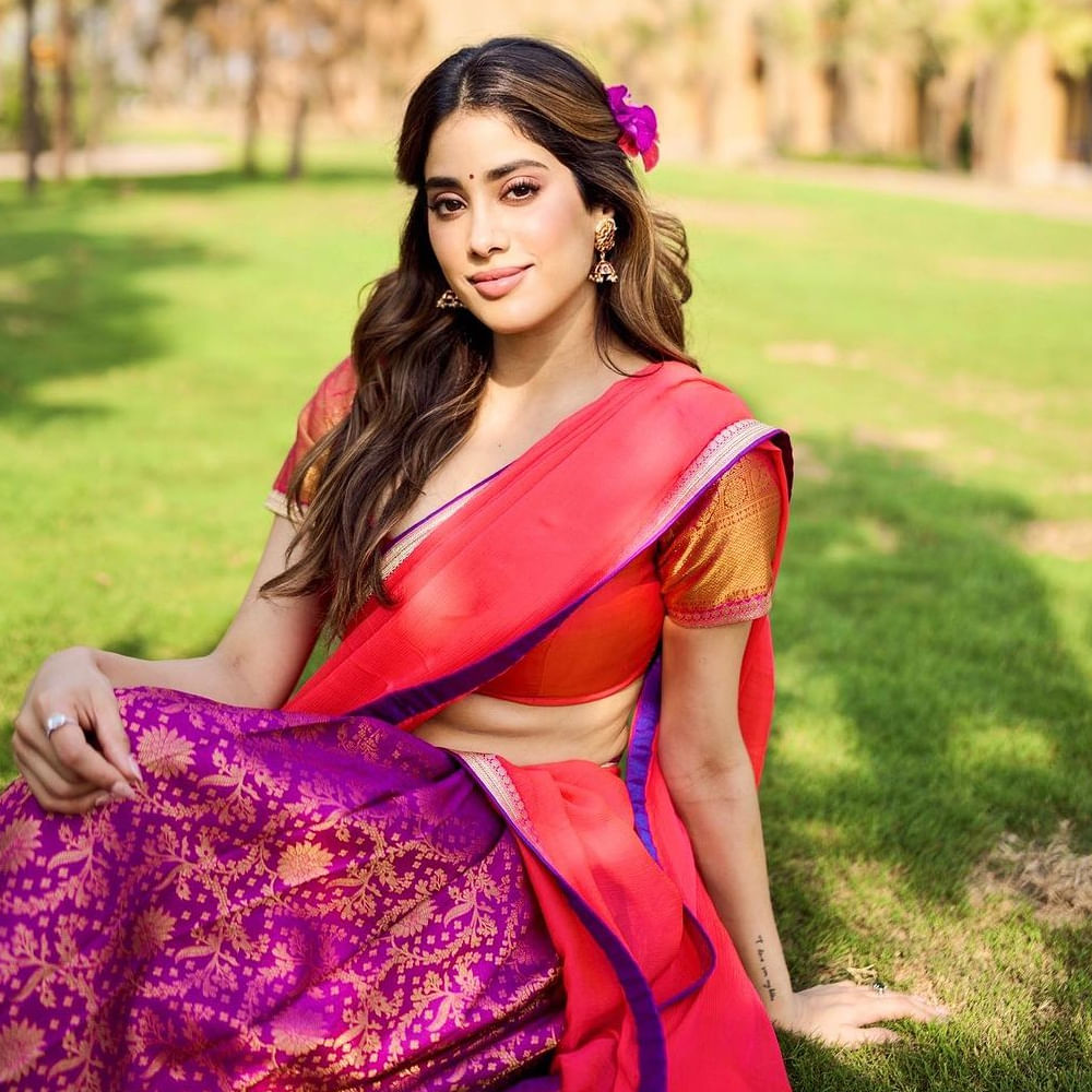 ఈ ఈక్వెషన్‌ను డీకోడ్ చేసిన ఇద్దరు బ్యూటీస్‌.. ఇద్దరు టాప్ హీరోలతో సినిమాలు చేస్తున్నారు. అతిలోక సుందరి శ్రీదేవి వారసురాలిగా సిల్వర్ స్క్రీన్ ఎంట్రీ ఇచ్చిన బ్యూటీ జాన్వీ కపూర్‌.