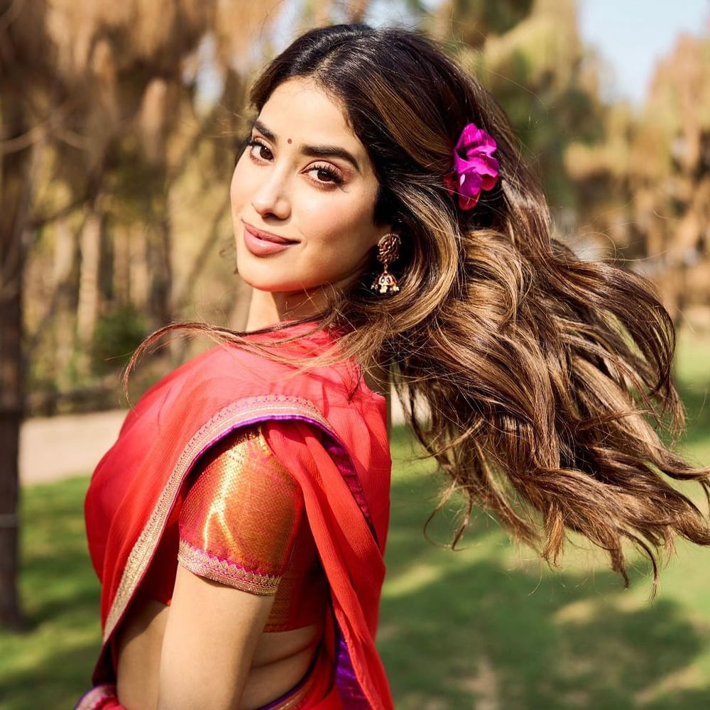 ఈ బ్యూటీ తెరంగేట్రం చేసిన దగ్గర నుంచే సౌత్ ఎంట్రీ విషయంలో చర్చ జరుగుతోంది. లాంగ్ వెయిటింగ్ తరువాత టాలీవుడ్‌లో రెండు సినిమాలకు గ్రీన్ సిగ్నల్ ఇచ్చారు జాన్వీ కపూర్‌.