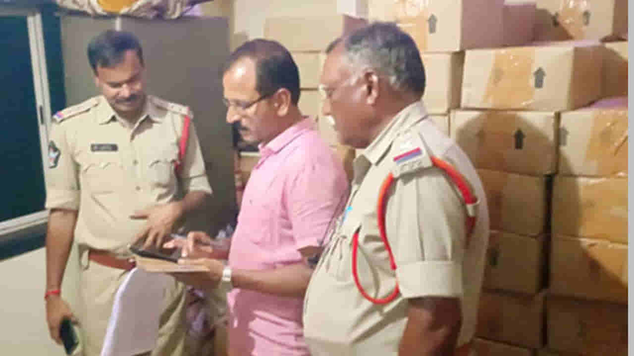 AP News: ఆ ఇంట్లో తనిఖీ చేయాలంటూ పోలీసులకు ఫోన్.. తీరా వెళ్లి చెక్ చేయగా