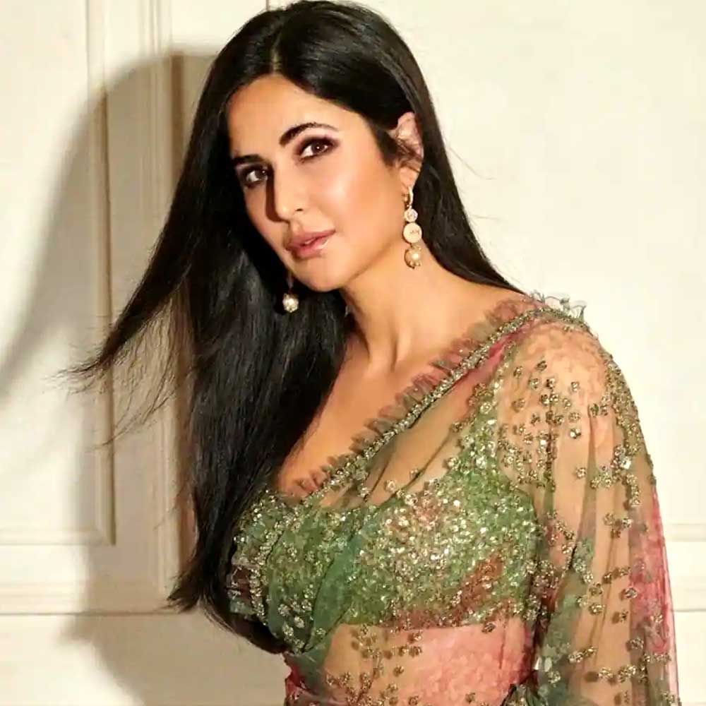 బాలీవుడ్ లో వరుసగా సినిమాలతో బిజీ మారిపోయింది. స్టార్ హీరో సినిమాల్లో నటించి మెప్పించి ప్రేక్షకులను అలరిస్తుంది కత్రినా.. ఇటీవలే బాలీవుడ్ స్టార్ హీరో విక్కీ కౌశల్ ను వివాహం చేసుకొని కొత్త జీవితం ప్రారంభించింది.