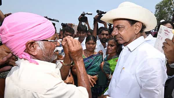 KCR: చీప్ పాలిటిక్స్కి భయపడేవాళ్లం కాదు.. వేటాడతామంటూ కేసీఆర్ మాస్ వార్నింగ్..