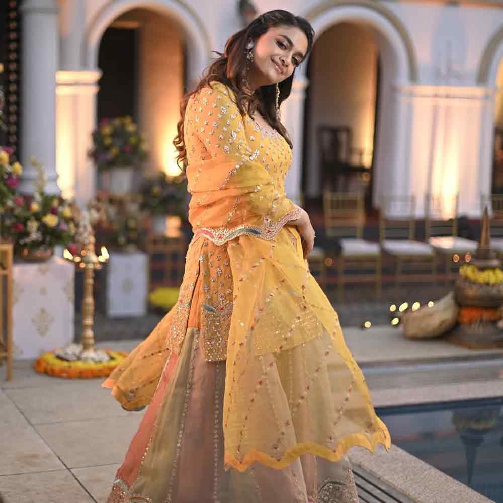 కీర్తి సురేష్ తల్లిదండ్రులు ఇద్దరు ఫిల్మ్ ఇండస్ట్రీకి సంబంధించిన వారు కావడంతో ఈమె బాలనటిగా మలయాళ సినీ ఇండస్ట్రీలో అడుగుపెట్టింది. ఇక త‌న సొంత భాష‌ మలయాళ 'గీతాంజలి' మూవీతో క‌థానాయిక‌గా పరిచయమైంది. ఆ తర్వాత తమిళంలో 'ఇదు ఎన్న మాయమ్' మూవీతో కోలీవుడ్ ఎంట్రీ ఇచ్చింది. ఆ సినిమాలో కీర్తి సురేష్ యాక్టింగ్‌కు మంచి మార్కులే పడ్డాయి.