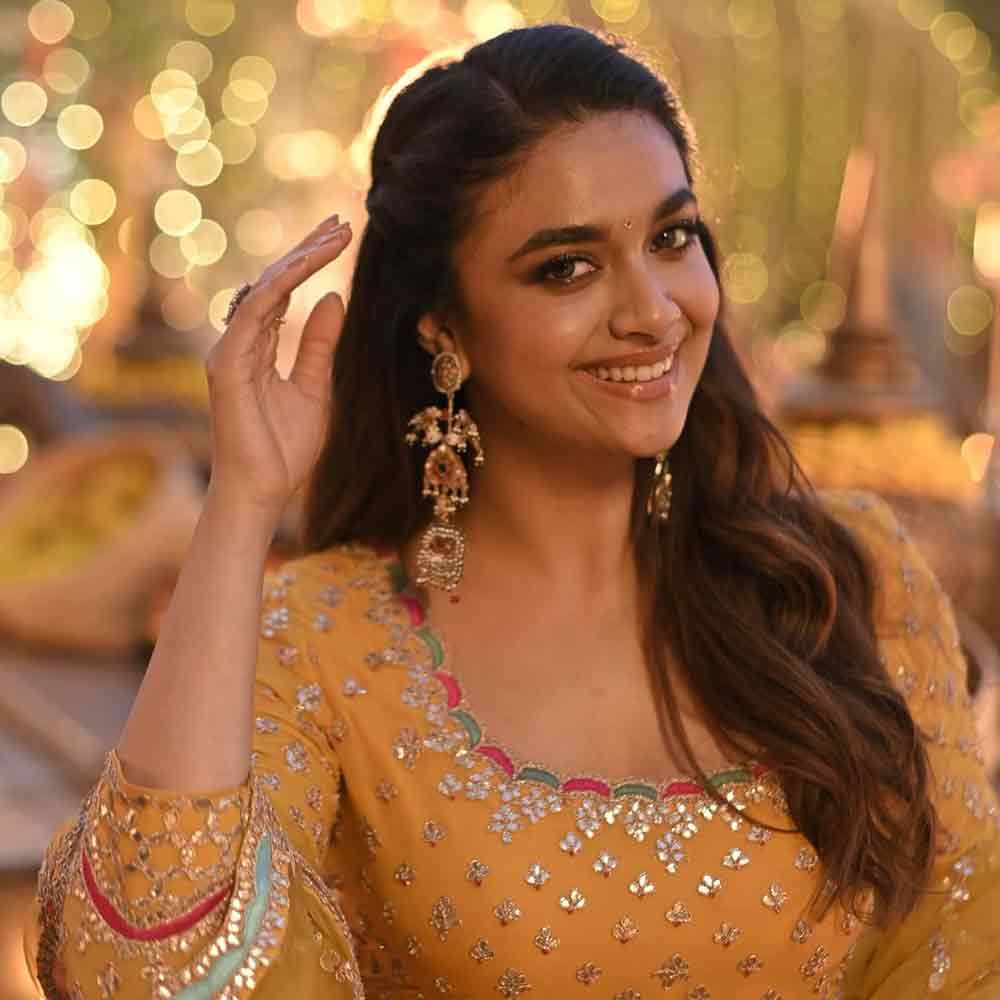  తెలుగులో కీర్తి సురేష్ ఫస్ట్ మూవీ 'నేను శైలాజా'. రామ్ పోతినేని హీరోగా కిషోర్ తిరుమల దర్శకత్వంలో తెరకెక్కిన ఈ సినిమాతో తెలుగు ఆడియన్స్‌కు దగ్గరయ్యింది. తెలుగులో కాస్త గ్యాప్‌తో పవన్ కళ్యాణ్ హీరోగా, త్రివిక్రమ్ శ్రీనివాస్ దర్శకత్వంలో తెరకెక్కిన 'అజ్ఞాతవాసి' సినిమాలో నటించింది. ఈ సినిమా పెద్దగా వర్కౌట్ కాలేదు.