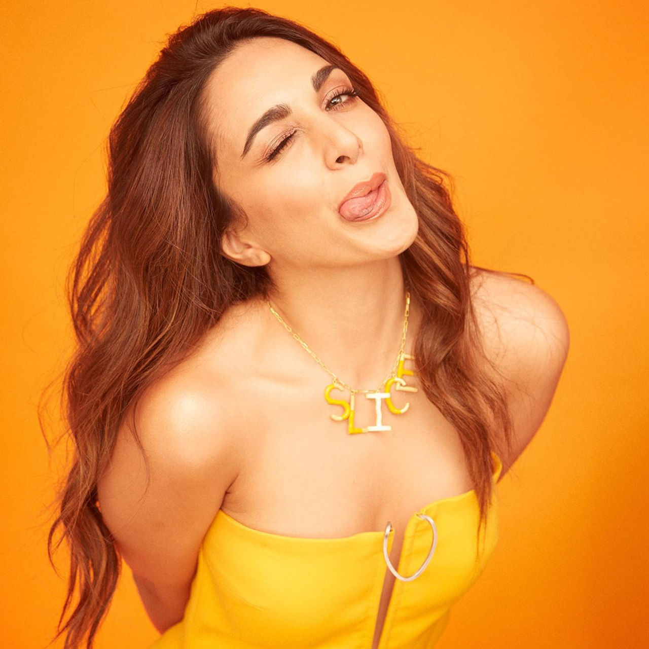 ఇప్పుడు గ్లామర్ ఇండస్ట్రీలో బాగా పాపులర్ అయిన ఫార్ములా ఒకటే... నార్త్ హీరోలతో చేస్తే సౌత్లో పాపులారిటీ వస్తుందో లేదో గానీ, సౌత్ హీరోలతో చేస్తే మాత్రం నార్త్ లో ప్రమోషన్స్ అల్లల్లాడించేయొచ్చు అని! ముంబై వీధుల్లో బాగా ఫేమస్ అయిన ఈ మాటని బా..గా బట్టీ పట్టేశారు కియారా.