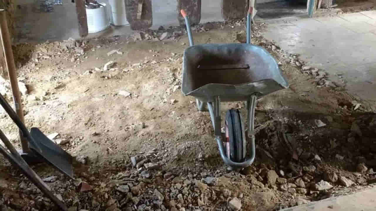 Viral: వంట గది మరమ్మతులు చేస్తుండగా బయటపడ్డ కుండ.. ఓపెన్ చేయగా.. కళ్లు చెదిరేలా..