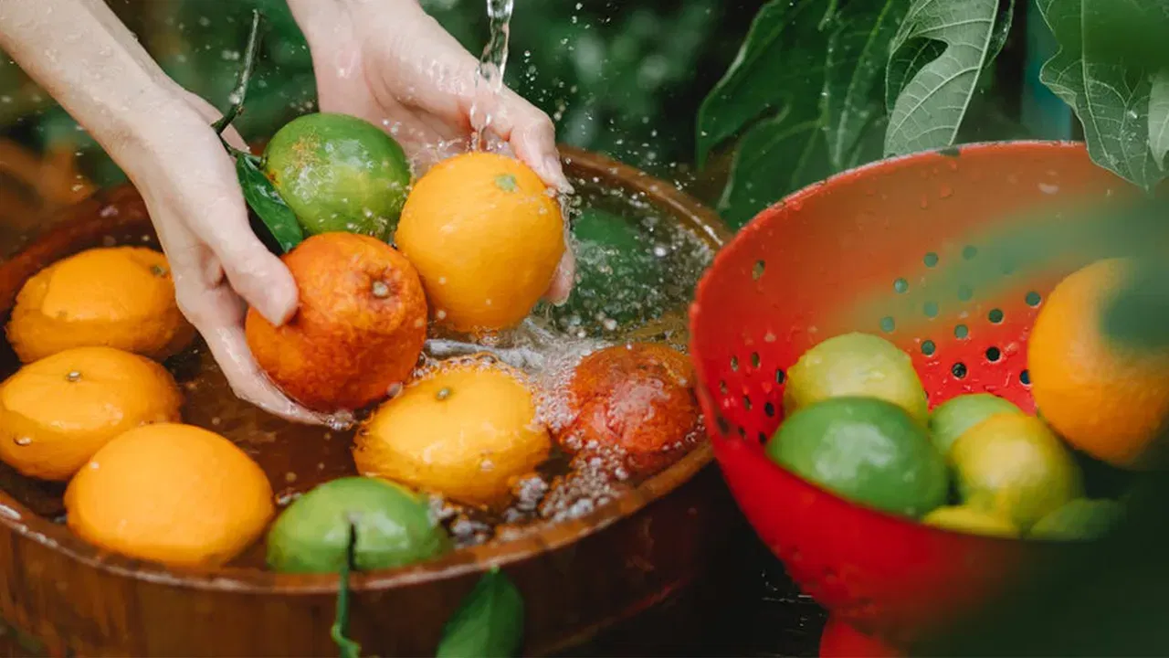 ఇలాంటి రసాయనాలు చల్లిన ఆహారాలు తింటే.. అనేక జబ్బుల బారిన పడాల్సి వస్తుంది. ముఖ్యంగా క్యాన్సర్ వంటి ప్రాణాంతక వ్యాధులు రావచ్చు. కాబట్టి పండ్లు, కూరగాయలను తినే ముందు శుభ్రంగా కడిగి తీసుకోవడం మంచిది.