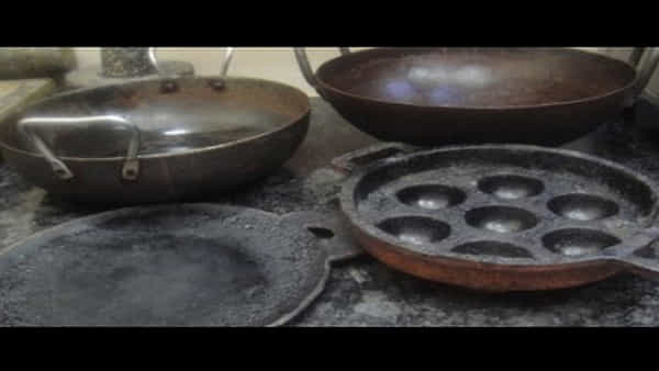 Cleaning Hack: ఐరన్ పెనం, జిడ్డు కడాయి నలుపు పోవాలంటే.. ఇలా క్లీన్ చేయండి కొత్తదానిలా మెరిసిపోతుంది..