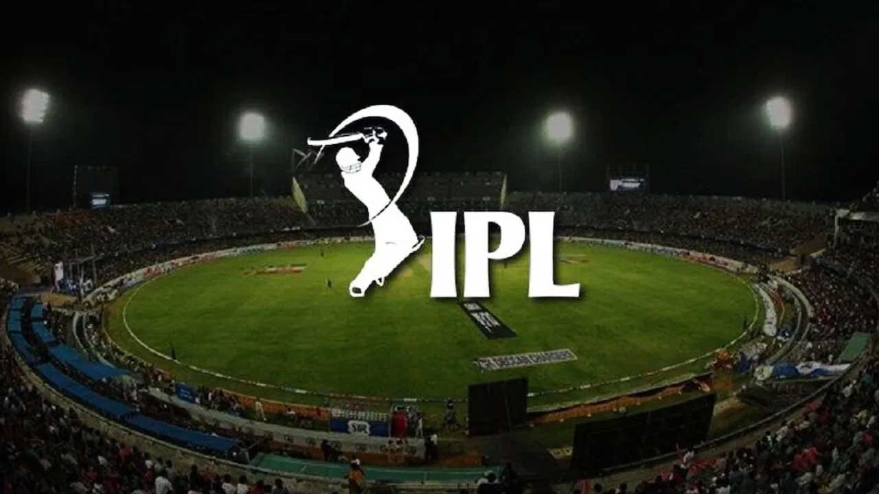 ఐపీఎల్ నిబంధనల ప్రకారం ప్రతి జట్టు 20 ఓవర్లను 1 గంట 30 నిమిషాల్లో పూర్తి చేయాలి. ఎక్కువ సమయం తీసుకుంటే, ఒక ఫీల్డర్ బౌండరీ లైన్ నుంచి తొలగిస్తారు. అలాగే ఈ తప్పు చేసిన జట్టు కెప్టెన్కు 12 లక్షల రూపాయలు జరిమానా విధిస్తారు.